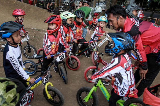 Pelatih XBC Pushbike, Ahmad Victoria, memberikan pengarahan sebelum sesi latihan dimulai.