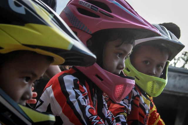 Anak-anak yang berlatih menggunakan perlengkapan helm dan lainnya.