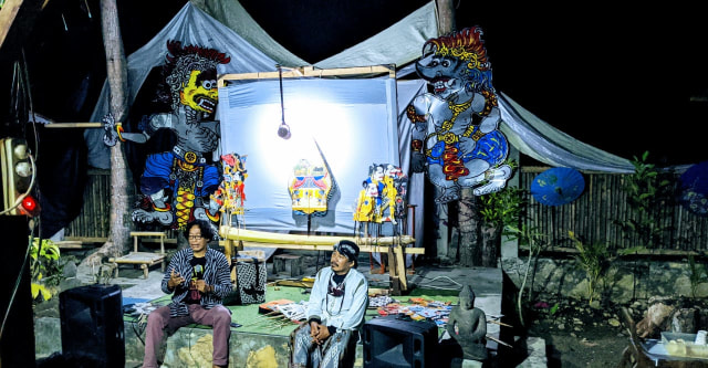 Hangno Hartono (kiri) dalam pembukaan galeri. Foto: Venzha Christ. 