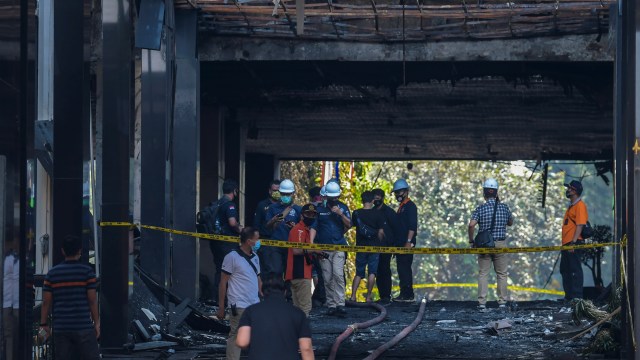Petugas Laboratorium forensik (Labfor) dan Inafis tiba di gedung utama Kejaksaan Agung yang terbakar di Jakarta, Minggu (23/8). Foto: Galih Pradipta/ANTARA FOTO