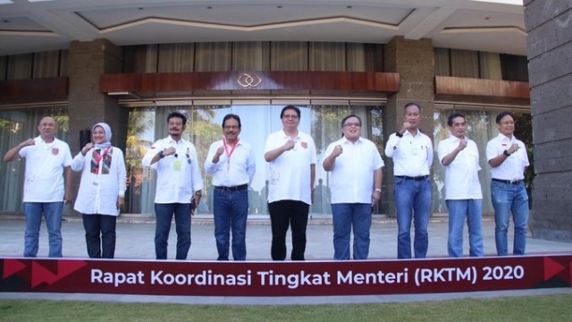 Sekjen MUI krititk foto-foto rapat menteri - Menko Perekonomian Airlangga Hartanto Airlangga Hartanto (tengah) Rapat Koordinasi Tingkat Menteri (RKTM) 2020 terkait Program Strategis Penanganan Covid-19 dan Pemulihan Ekonomi Nasional di Bali. Foto: Twitter/@airlangga-hrt