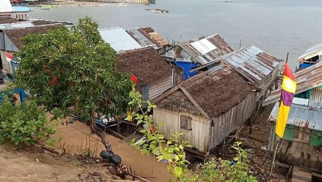 Deretan rumah tidak layak huni di Pulau Kabetan menjadi perhatian Pemkab Tolitoli, Sulteng untuk melakukan program bedah rumah, Minggu (23/8). Foto: Moh. Sabran/PaluPoso