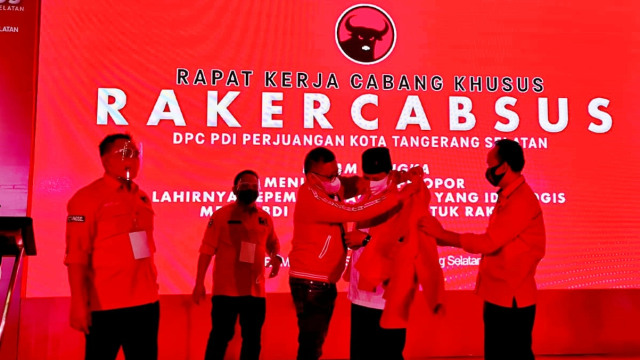 Calon Wali Kota Tangsel Muhammad mengenakan jaket PDIP.  Foto: PDIP