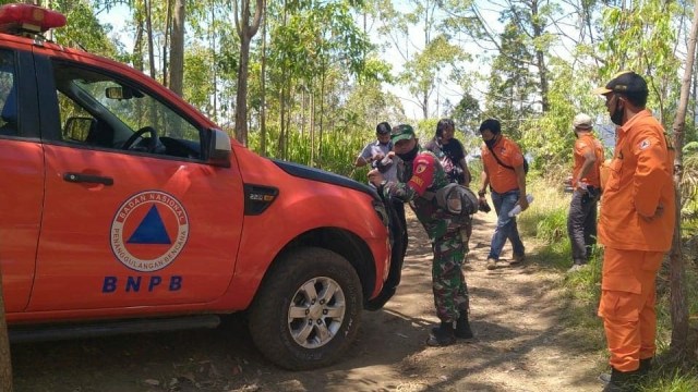 Petugas evakuasi jenazah yang meninggal pos 2 jalur pendakian Gunung Lawu. Foto: Instagram/@pusdalopspb.magetan