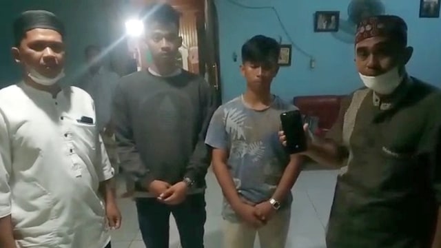 Dua pemuda (tengah) yang cekoki bocah dengan minuman alkohol di Sulawesi Selatan.
Foto: Dok. Istimewa