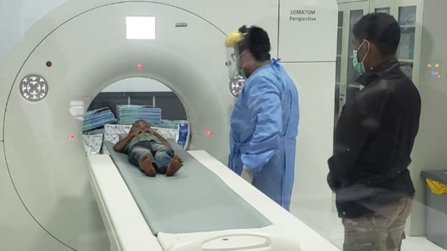 Bocah yang dicekoki minuman keras menjalani pemeriksaan di RSUD Luwu Timur. Foto: Dok. Istimewa