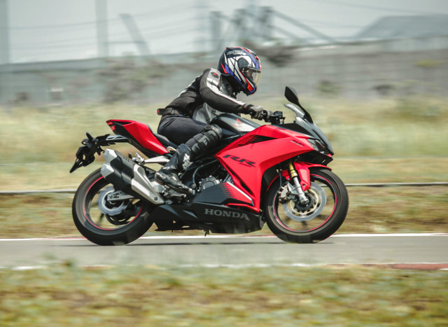 Mencoba Honda CBR250RR SP Quick Shifter di sirkuit pribadi milik AHM. Foto: AHM