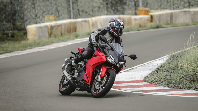 Mencoba Honda CBR250RR SP Quick Shifter di sirkuit pribadi milik AHM. Foto: AHM