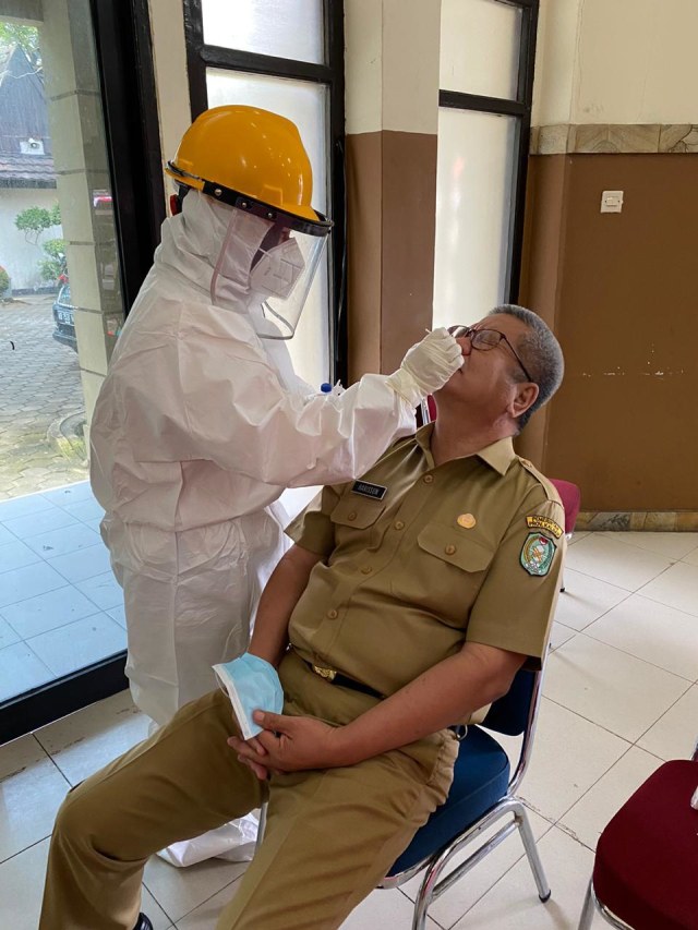 Kepala Dinas Kesehatan Kalbar, Harisson, menjalani pemeriksaan swab. Foto: Dok Hi!Pontianak