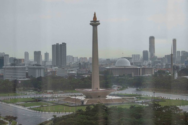 Suasana kawasan Monumen Nasional (Monas) dan gedung-gedung perkantoran di Jakarta, Kamis (13/8/2020). Foto: Aditya Pradana Putra/Antara Foto