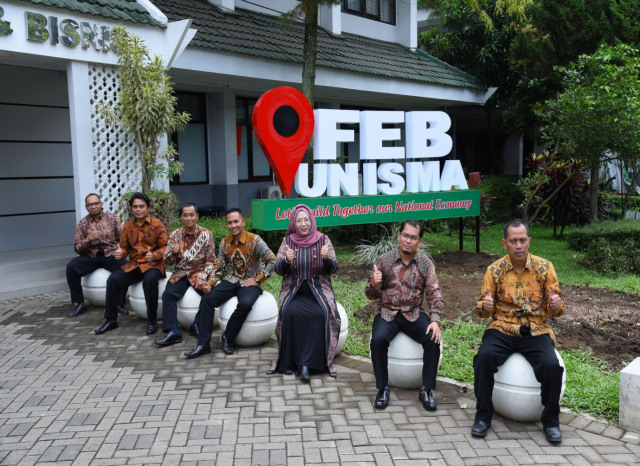 Para pimpinan FEB Unisma foto bersama Dekan FEB Unisma Nur Diana SE MSI (tiga dari kanan), di depan Gedung Utama FEB Unisma. Foto: dok