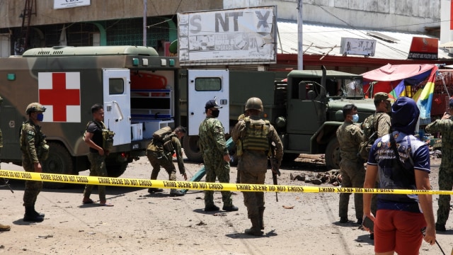 Tentara Filipina di lokasi ledakan, di Pulau Jolo, provinsi Sulu, Filipina, Senin (24/8). Foto: Nickee Butlangan/REUTERS
