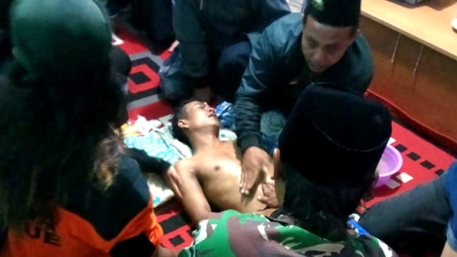 Eksan Aji Saputra masih lemas setelah hilang saat mandi di Sungai Grogolyudan, Kabupaten Magelang, Jawa Tengah. Foto: Basarnas