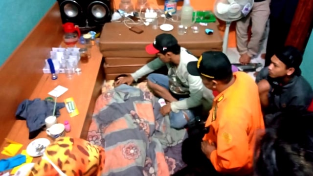 Eksan Aji Saputra masih lemas setelah hilang saat mandi di Sungai Grogolyudan, Kabupaten Magelang, Jawa Tengah. Foto: Basarnas
