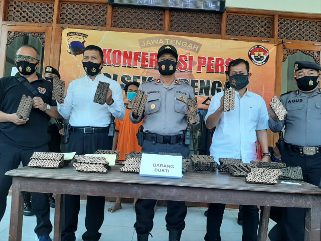 Polisi mengamankan cap batik beserta menangkap pelaku