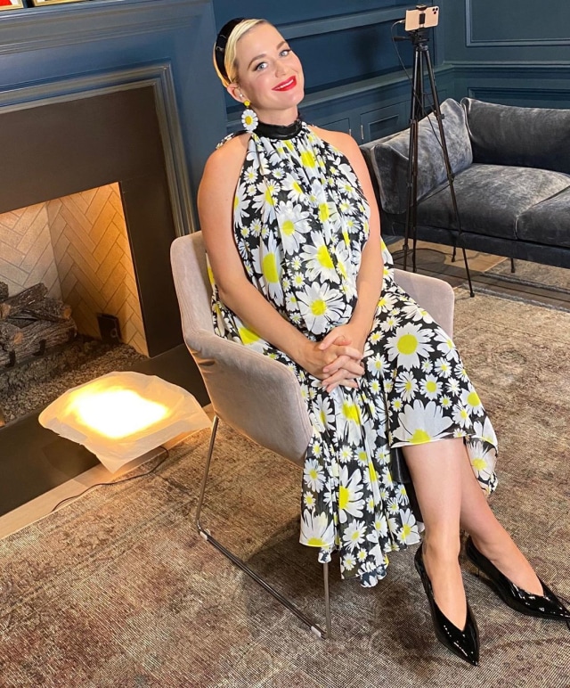 Gaya hamil Katy Perry yang feminin dan nyentrik. Foto: dok. Instagram @katyperry