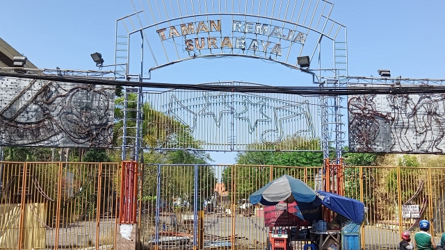 Penampakan TRS dari depan dengan pintu gerbang tertutup rapat. Foto: Masruroh/Basra
