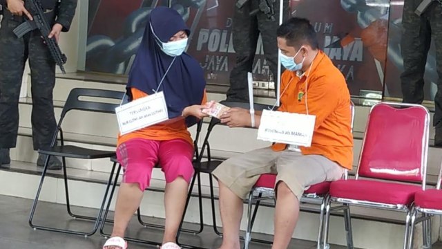 Tersangka NL (otak pembunuhan) memberikan uang ke pembunuh bayar dalam rekonstruksi di Polda Metro Jaya. Foto: Dok. Istimewa