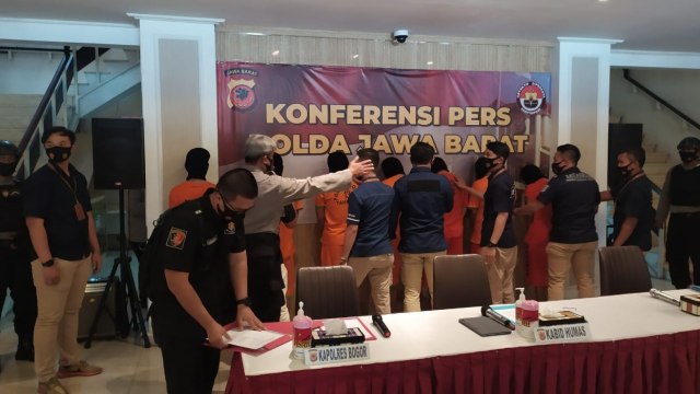 7 pelaku terkait pelemparan bom molotov ke markas PDIP Cileungsi. Foto: Rachmadi Rasyad/kumparan