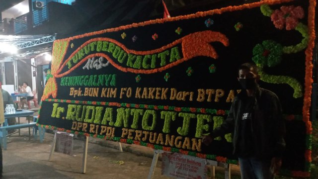 Karangan bunga yang terpasang di rumah kediaman Almarhun Bun Kim Fo. (Ist)