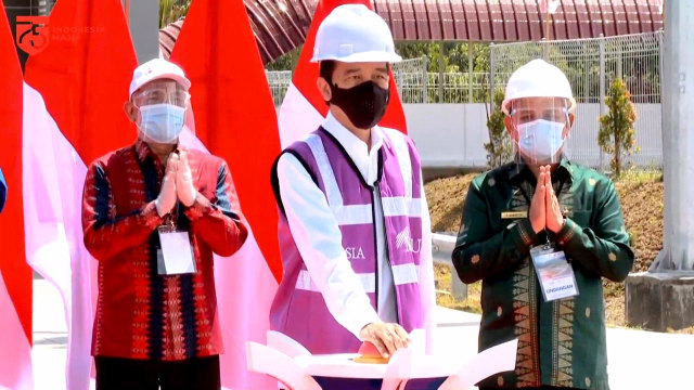 Presiden Jokowi meresmikan beroperasinya tol pertama di Aceh seksi 4 ruas Indrapuri-Blang Bintang, Selasa (25/8). Foto: YouTube Sekretariat Presiden
