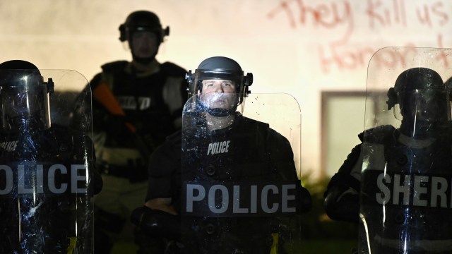 Polisi dan anggota departemen Sheriff berjaga selama protes di okasi penembakan Jacob Blake di Gedung Pengadilan Kenosha County di Kenosha, Wisconsin, AS. Foto: Stephen Maturen/REUTERS