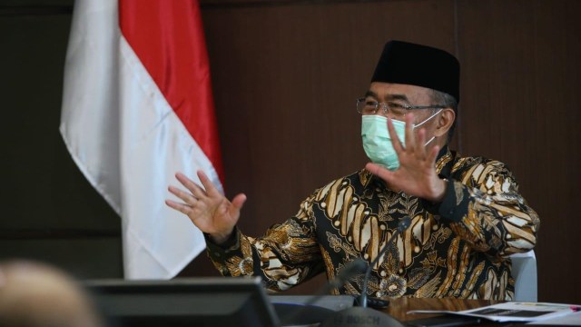 Menko PMK Muhadjir Effendy saat rapat koordinasi bersama sejumlah kementerian terkait penyaluran dana bantuan. Foto: Humas Kemenko PMK