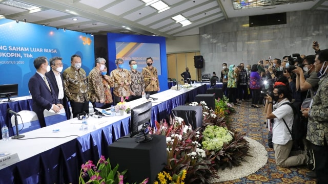 Direktur Utama Bank Bukopin, Rivan Achmad Purwantono (ketiga kiri) bersama jajaran direksi dan komisaris usai mengikuti rapat umum pemegang saham ((RUPS) Luar Biasa Bank Bukopin di Jakarta, Selasa (25/8).
 Foto: Aditia Noviansyah/kumparan