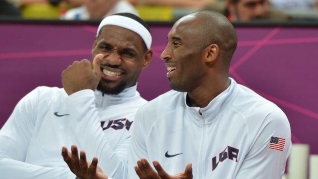 LeBron James dan Kobe Bryant saat memperkuat Timnas Basket Amerika Serikat. Foto: MARK RALSTON / AFP