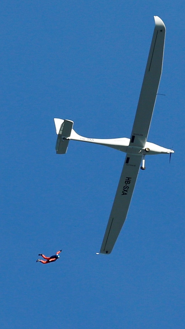 Raphael Domjan bereaksi saat terjun dengan parasut dari pesawat SolarStratos, pesawat dua tempat duduk bertenaga surya, di Payerne, Swiss (25/8). Foto: Denis Balibouse/REUTERS