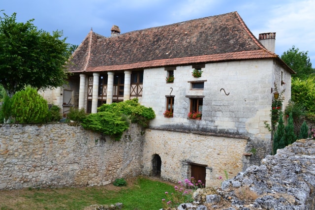 Ilustrasi Vila tua. Dok: Pixabay.