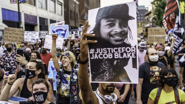 Para pengunjuk rasa berunjuk rasa di dekat kantor Polisi 1 Minneapolis untuk menentang kebrutalan polisi dan rasisme pada 24 Agustus 2020 di Minneapolis, Minnesota. Foto: Kerem Yucel / AFP