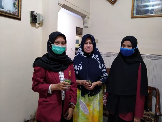 PMM UMM Ajak Warga Membuat Infused Water 