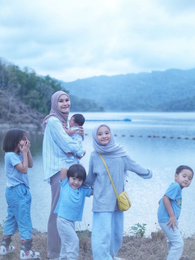 Zaskia Adya Mecca dan anak-anaknya. Foto: Instagram/@zaskiadyamecca