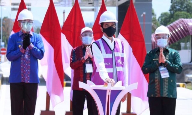 Presiden Jokowi saat meresmikan tol pertama di Aceh seksi 4 yang menghubungkan Indrapuri-Blang Bintang, Selasa (25/8). Foto: Laily Rachev/BPMI Setpres