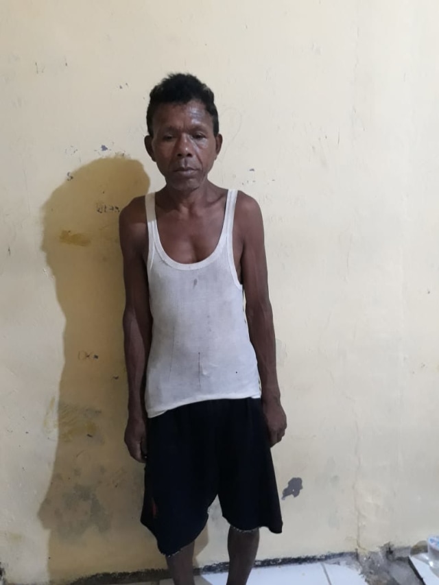 Pelaku persetububan anak di bawah umur saat diamankan oleh polisi. 