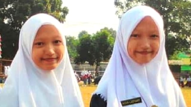 Si kembar Nova dan Novy Lestari terkendal PJJ karena handphone. Foto: Dok. Novy Lestari 