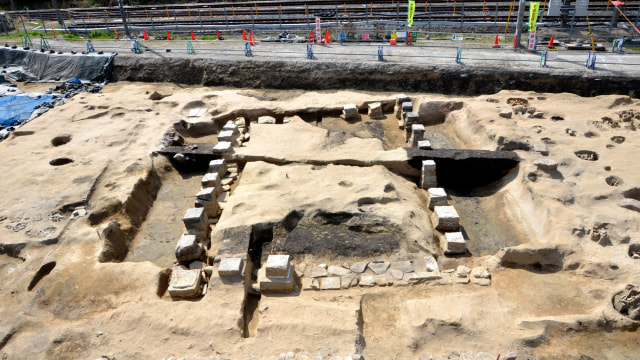 Situs penggalian yang disebut Makam Umeda, di lokasi konstruksi untuk stasiun kereta api, di Osaka, Jepang barat. Foto: Osaka City Cultural Properties Association/via Reuters