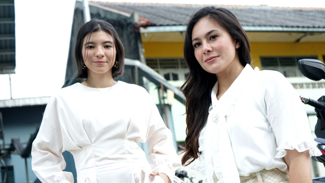 Aktris Wulan Guritno bersama anaknya Shalom saat ditemui di kawasan Tendean, Jakarta, Rabu (26/8). Foto: Ronny