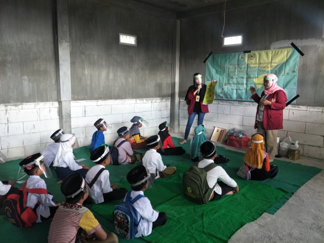 PMM UMM memberikan edukasi mengenai Coid-19 pada anak-anak di TPQ Desa Panjerejo