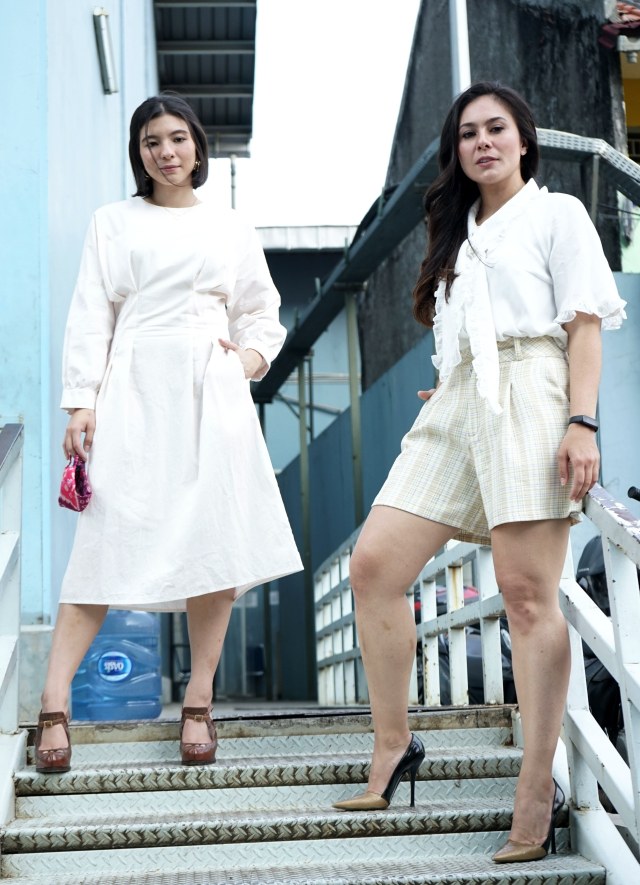 Aktris Wulan Guritno bersama anaknya Shaloom saat ditemui di kawasan Tendean, Jakarta, Rabu (26/8). Foto: Ronny