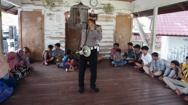 Unit Dikyasa Satlantas Polres Lhokseumawe melaksanakan kegiatan penyediaan wifi atau fasilitas internet gratis untuk pelajar di desa Meunasah Manyang kandang, Lhokseumawe, Aceh. Foto: Satlantas Polres Lhokseumawe