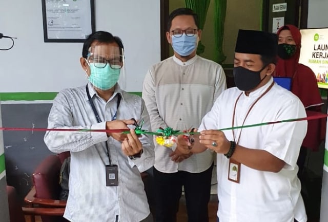 "IZI dan UPZDK Permata Bank Resmikan Kerjasama Rumah Singgah Pasien Jakarta" - Wildhan Dewayana (peci, kanan depan) melakukan gunting pita bersama Habibullah (paling kiri) yang menandakan kerjasama program Rumah Singgah Pasien terjalin antara IZI dan Permata Bank Syariah. Dok. IZI