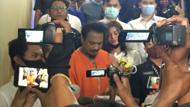 Drummer SID, Jerinx membacakan catatan yang dia tulis, Kamis (27/8) pagi ini, setelah tahap pelimpahan tahap II di Polda Bali.
 Foto: Denita BR Matondang/kumparan