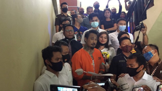 Drummer SID, Jerinx membacakan catatan yang dia tulis, Kamis (27/8) pagi ini, setelah tahap pelimpahan tahap II di Polda Bali.
 Foto: Denita BR Matondang/kumparan