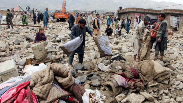 Warga mencari harta benda usai banjir di Charikar, Parwan, Afghanistan. Foto: STR/REUTERS