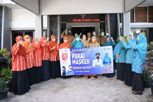 Pengurus TP-PKK Aceh saat melakukan sosialisasi Gebrak Masker di Satuan Kerja Perangkat Aceh (SKPA), Selasa (25/8). Foto: Humas Setda Aceh