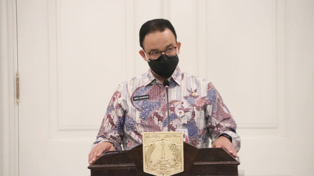 Gubernur DKI Jakarta Anies Baswedan memberikan sambutan saat menyerahkan beasiswa kepada anak tenaga medis corona yang meninggal dunia dalam penanganan COVID-19. Foto: Pemprov DKI Jakarta