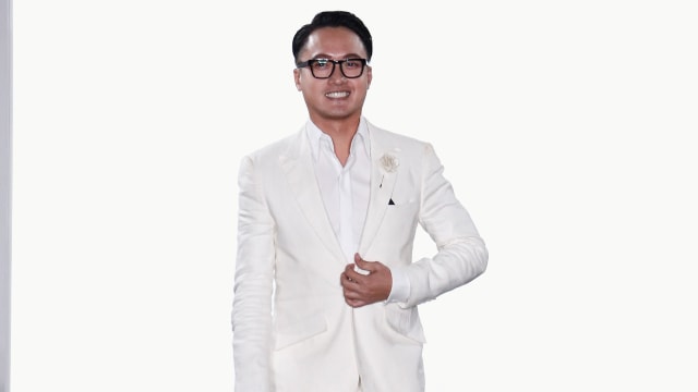 Desainer Barli Asmara berjalan saat peragaan busana Indonesian Diversity di Pekan Mode New York di The Gallery di The Dream Downtown Hotel pada 7 September 2017. Foto: Brian Ach / Getty Images 