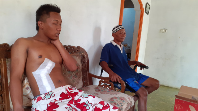 Muharom Puji Nugroho (kiri), pelajar asal Gunungkidul yang dibacok dan dirampas HPnya. Foto: Erfanto/Tugu Jogja.